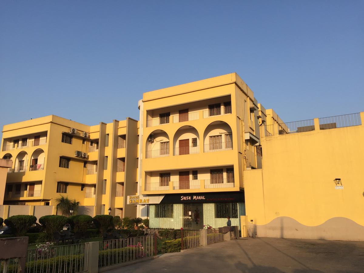 Hotel Samrat Baharampur 外观 照片